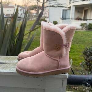 Size 8 W - UGG Pink Boots